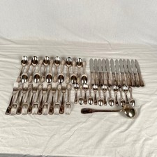 Ménagère en métal argenté de style Louis XV, 84 g. 49 pièces