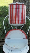 ANCIENNE FONTAINE EMAILLEE  ROUGE ET BLANCHE