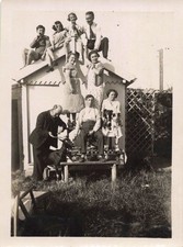 ANCIENNE PHOTOGRAPHIE CIRCA 1930 GROUPE DEVANT UN CABANON CHEVRE ET CHIENS