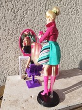 Lot 2 Poupées Barbie - Duo Coiffeuse et Cliente - Tenues Tendance - TBE