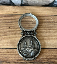 Loupe à main vintage Objet de curiosité en métal sculpté Scène médecin médiévale