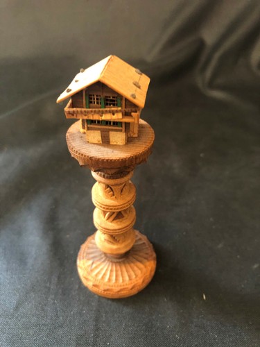 Statuette bois finement