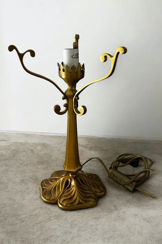 Lampe sans abat - -jour, signée