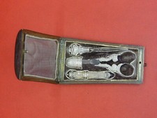 Nécessaire de couture en argent massif, étui en palissandre marqueté