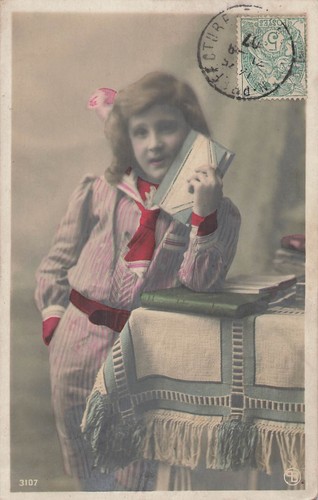Jeune fille cravate posant - cp,