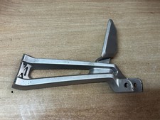 UNE PLATINE ARRIERE PASSAGER GAUCHE 5D7-F741L MOTO YAMAHA 125 MT-125 MT125