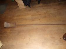 Ancien outils en fer forgé avec grand manche de 106 cm