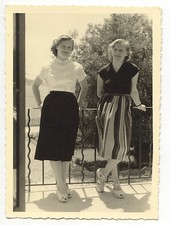 portrait 2 femmes appuyées