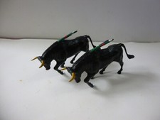 ENSEMBLE DE  DEUX TOROS AVEC BANDERILLES REF 2336    STARLUX CORRIDA