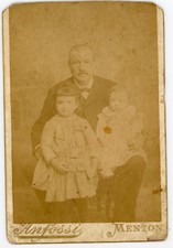 PHOTO CABINET photographie Anfossi à Menton, un père et ses deux enfants posent