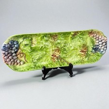 Plat barbotine? majolica Portugal J Willfred C. Sadek décor raisins vigne