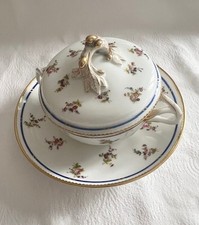 Bouillon ancien en porcelaine à décor de roses, sans estampille, Paris?