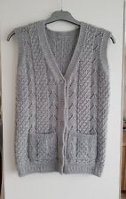Gilet tricot sans manches gris brillant, fait main. Poches, boutons. Taille 38