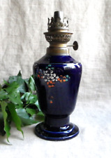 ANCIENNE LAMPE À PÉTROLE EN FAÏENCE - BLEU NUIT DÉCOR ÉMAILLÉ - AVEC SON VERRE