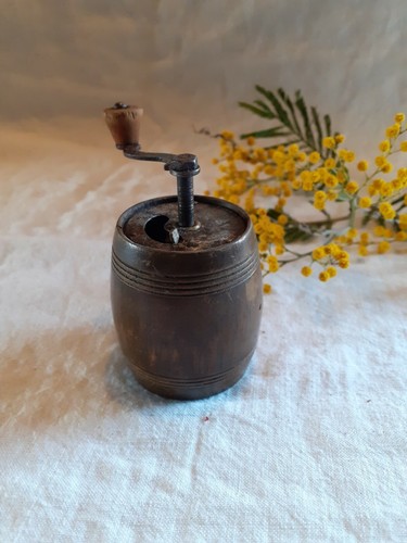 Ancien moulin poivre tonneau - a,