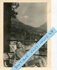 PHoto d'un bel homme au bronzage en 1961 à Porto OTA en 1961 La montagne