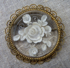 ANCIENNE BROCHE EN PLEXIGLAS