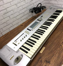 Clavier synthétiseur Korg Triton Le 61 touches Music Le61 argent avec adaptateur