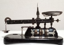 Une petite et jolie échelle ancienne avec une boîte en bois (époque Taisho-Sh...