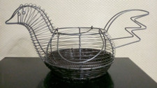 Panier à oeufs ou fruits en forme de poule, fil d'acier, dessous plastique TBE