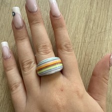 bague  en porcelaine signée