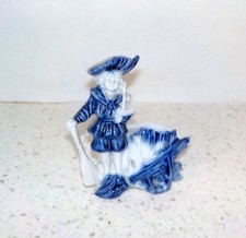 Pyrogène en porcelaine biscuit Delft décor enfant avec son bateau - C3