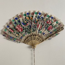 Éventail XIXe réalisé avec des plumes rehaussé de fleurs peintes M3755