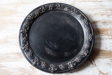 Assiette ancienne en terre cuite vernissée noire relief 24cm