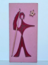 Tableau vintage fils tendus et clous sur panneau bois Personnage guerrier 1970.