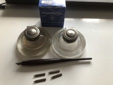 2 anciens encriers en verre + porte plume + 5 plumes + encre bleue
