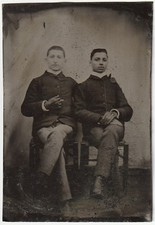 Deux jeunes hommes amputés -