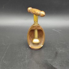 Casse noix noisette à vis  en forme de noix avec sa boite GES GESCHUTZT