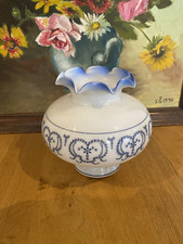 Joli abat jour en opaline blanche et bleue