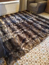 Exceptionnel plaid ou dessus de lit ou tapis en fourrure 260 cm x 240 cm