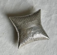 BOITE ANCIENNE motif ciselé en ARGENT MASSIF en forme d'étoile Poids 20 G