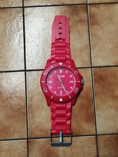 Pendule plastique ROUGE en forme de montre bracelet 59 X 19 CM 