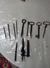 Lot de 12 outils anciens en fer forgé – mèches de charpentier, clés anciennes