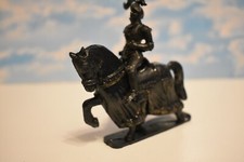 1/32 chevalier sans arme moyen âge liseré noir marque inconnue bazar années 70