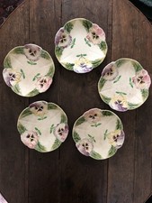 Un lot de Cinq assiettes en barbotine (1804-1930) -  Faïence de CHOISY LE ROI
