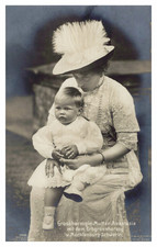 La grande-duchesse-mère Anastasia Mikhaïlovna de Mecklembourg-Schwerin avec son 