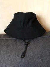 Chapeau/bob noir avec lacet