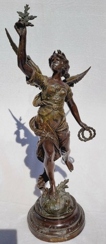 Grande statue ailée - , art