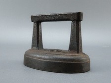 Ancien petit fer à repasse de col en fonte  small iron this collar /  164