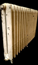 radiateur en fonte de fer art déco à motif de feuilles . XX siècle .