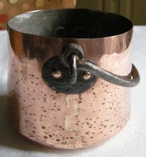 PETITE MARMITE EN CUIVRE ET FER 19EME SOUDURES QUEUES D'ARONDE