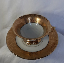 Jolie tasse à thé ou café en porcelaine de Limoges blanc et or