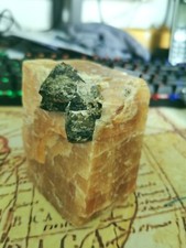 TRES RARE Incrustation de mica noir sur calcite orange