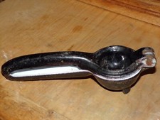 ancien presse agrume  en fonte