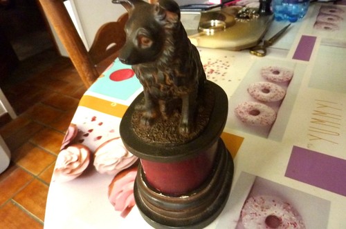 Chien sur socle - chien,