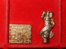 2 feves en metal doré -